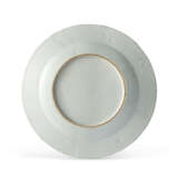 A CHINESE EXPORT PORCELAIN ‘DUTCH MARKET’ TOPOGRAPHICAL PLATE - Foto 2
