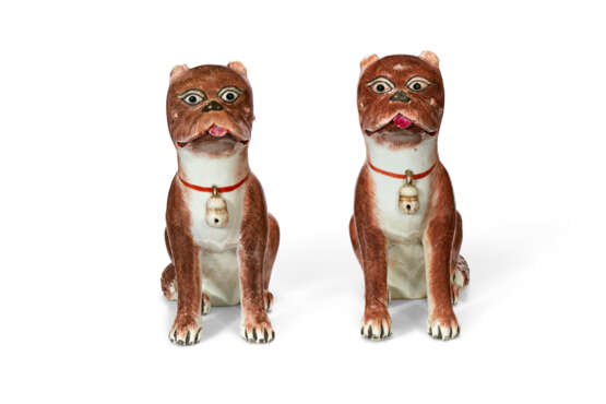 A PAIR OF CHINESE EXPORT PORCELAIN FAMILLE ROSE MODELS OF PUGS - Foto 2