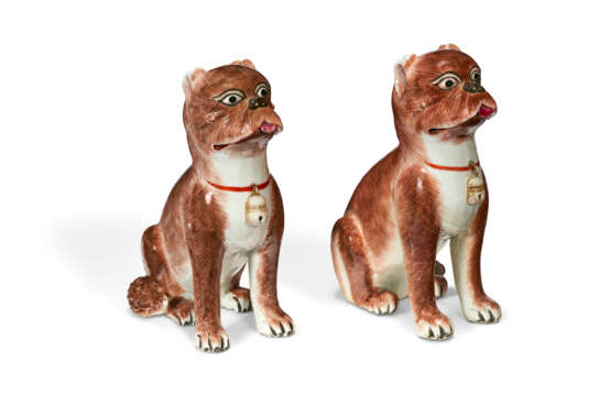 A PAIR OF CHINESE EXPORT PORCELAIN FAMILLE ROSE MODELS OF PUGS - фото 3