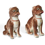 A PAIR OF CHINESE EXPORT PORCELAIN FAMILLE ROSE MODELS OF PUGS - Foto 3