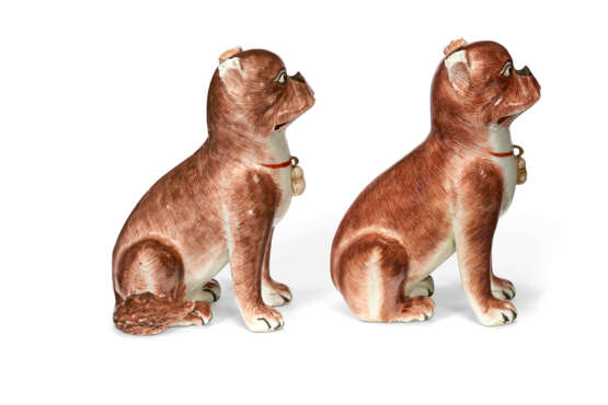A PAIR OF CHINESE EXPORT PORCELAIN FAMILLE ROSE MODELS OF PUGS - Foto 4