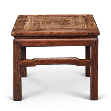 A CHINESE HUANGHUALI STOOL - Foto 2