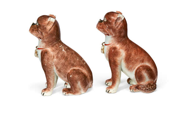 A PAIR OF CHINESE EXPORT PORCELAIN FAMILLE ROSE MODELS OF PUGS - Foto 6