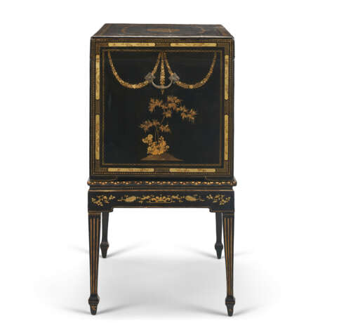 A CHINESE EXPORT BLACK AND GILT LACQUER CHEST-ON-STAND - photo 3
