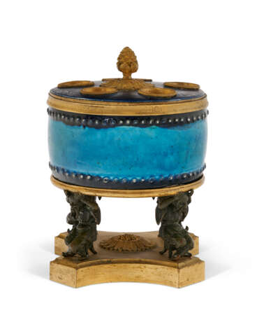 A FRENCH ORMOLU, PATINATED BRONZE AND CHINESE PORCELAIN INKWELL - фото 4