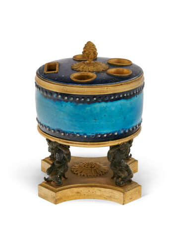 A FRENCH ORMOLU, PATINATED BRONZE AND CHINESE PORCELAIN INKWELL - фото 5