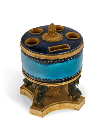 A FRENCH ORMOLU, PATINATED BRONZE AND CHINESE PORCELAIN INKWELL - фото 6