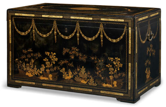 A CHINESE EXPORT BLACK AND GILT LACQUER CHEST-ON-STAND - фото 5