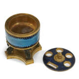 A FRENCH ORMOLU, PATINATED BRONZE AND CHINESE PORCELAIN INKWELL - фото 7