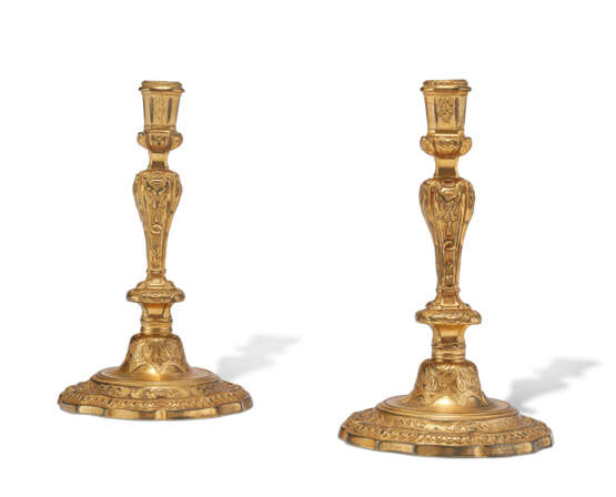 A PAIR OF LOUIS XIV STYLE ORMOLU CANDLESTICKS - фото 1