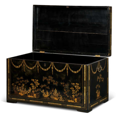 A CHINESE EXPORT BLACK AND GILT LACQUER CHEST-ON-STAND - photo 7
