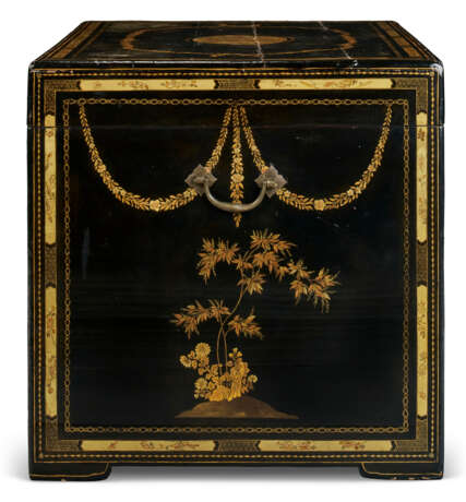 A CHINESE EXPORT BLACK AND GILT LACQUER CHEST-ON-STAND - photo 8