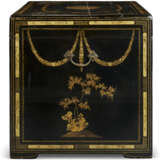 A CHINESE EXPORT BLACK AND GILT LACQUER CHEST-ON-STAND - Foto 8