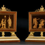 A PAIR OF ROYAL ITALIAN ORMOLU-MOUNTED AMARANTH, MARQUETRY AND WHITE MARBLE TABLE SCREENS - Foto 1