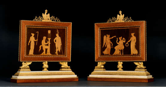 A PAIR OF ROYAL ITALIAN ORMOLU-MOUNTED AMARANTH, MARQUETRY AND WHITE MARBLE TABLE SCREENS - Foto 1