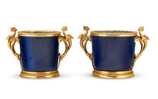 A NEAR PAIR OF REGENCE ORMOLU-MOUNTED CHINESE POWDER-BLUE PORCELAIN CACHE POTS - Foto 1