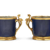 A NEAR PAIR OF REGENCE ORMOLU-MOUNTED CHINESE POWDER-BLUE PORCELAIN CACHE POTS - Foto 2