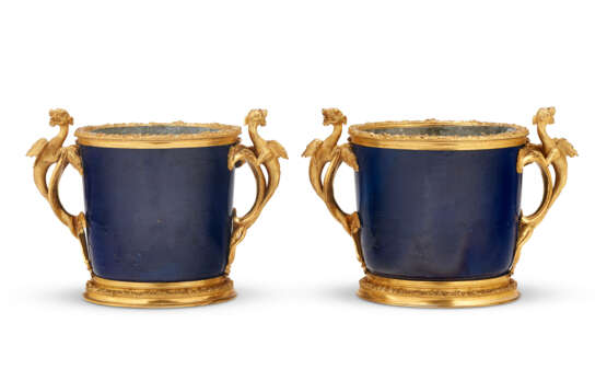 A NEAR PAIR OF REGENCE ORMOLU-MOUNTED CHINESE POWDER-BLUE PORCELAIN CACHE POTS - Foto 2