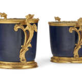 A NEAR PAIR OF REGENCE ORMOLU-MOUNTED CHINESE POWDER-BLUE PORCELAIN CACHE POTS - Foto 3