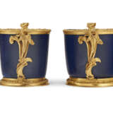 A NEAR PAIR OF REGENCE ORMOLU-MOUNTED CHINESE POWDER-BLUE PORCELAIN CACHE POTS - Foto 4