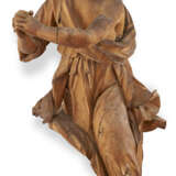 A PAIR OF CARVED LINDENWOOD FIGURES OF ANGELS - фото 2