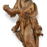 A PAIR OF CARVED LINDENWOOD FIGURES OF ANGELS - photo 3