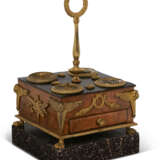 A RESTAURATION ORMOLU-MOUNTED, BURR-ELM AND EBONY INKSTAND - Foto 1