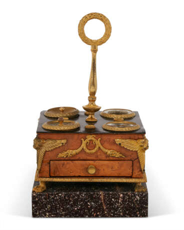 A RESTAURATION ORMOLU-MOUNTED, BURR-ELM AND EBONY INKSTAND - Foto 2