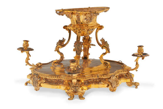 A NORTH ITALIAN GILT AND SILVERED COPPER SURTOUT DE TABLE - Foto 2