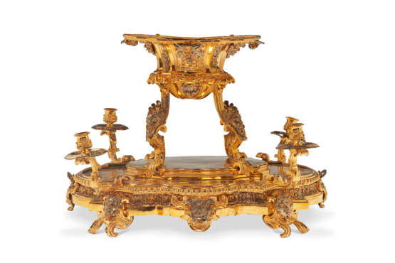 A NORTH ITALIAN GILT AND SILVERED COPPER SURTOUT DE TABLE - фото 3