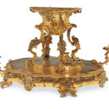 A NORTH ITALIAN GILT AND SILVERED COPPER SURTOUT DE TABLE - Foto 4