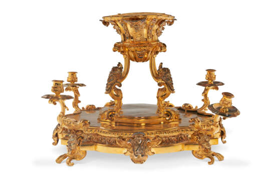 A NORTH ITALIAN GILT AND SILVERED COPPER SURTOUT DE TABLE - Foto 6