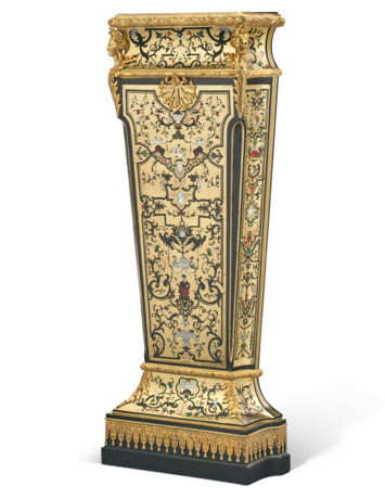 A REGENCE ORMOLU-MOUNTED TORTOISESHELL, BRASS AND STAINED HORN BOULLE MARQUETRY PEDESTAL - photo 2