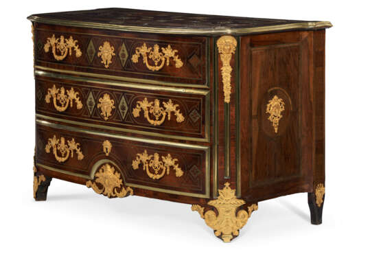 A REGENCE ORMOLU-MOUNTED AND BRASS-INLAID AMARANTH, KINGWOOD, TULIPWOOD AND INDIAN ROSEWOOD COMMODE - photo 2