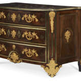 A REGENCE ORMOLU-MOUNTED AND BRASS-INLAID AMARANTH, KINGWOOD, TULIPWOOD AND INDIAN ROSEWOOD COMMODE - Foto 2