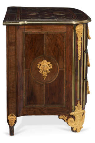 A REGENCE ORMOLU-MOUNTED AND BRASS-INLAID AMARANTH, KINGWOOD, TULIPWOOD AND INDIAN ROSEWOOD COMMODE - Foto 3