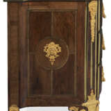 A REGENCE ORMOLU-MOUNTED AND BRASS-INLAID AMARANTH, KINGWOOD, TULIPWOOD AND INDIAN ROSEWOOD COMMODE - Foto 3