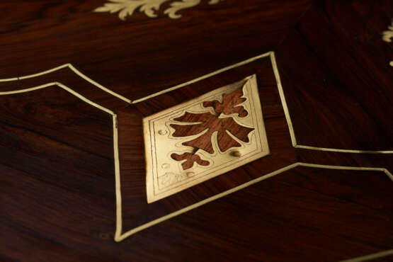 A REGENCE ORMOLU-MOUNTED AND BRASS-INLAID AMARANTH, KINGWOOD, TULIPWOOD AND INDIAN ROSEWOOD COMMODE - Foto 4