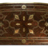 A REGENCE ORMOLU-MOUNTED AND BRASS-INLAID AMARANTH, KINGWOOD, TULIPWOOD AND INDIAN ROSEWOOD COMMODE - Foto 5