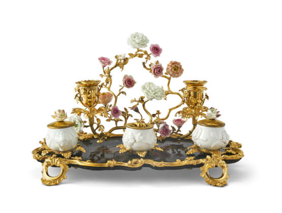 A LOUIS XV ORMOLU-MOUNTED, FRENCH PORCELAIN AND LACQUER ENCRIER - фото 1