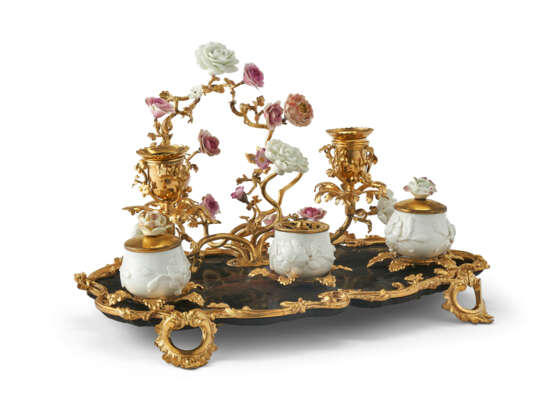 A LOUIS XV ORMOLU-MOUNTED, FRENCH PORCELAIN AND LACQUER ENCRIER - Foto 2