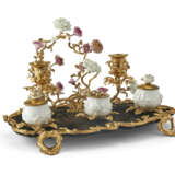 A LOUIS XV ORMOLU-MOUNTED, FRENCH PORCELAIN AND LACQUER ENCRIER - Foto 2