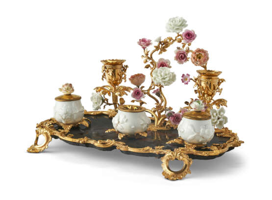 A LOUIS XV ORMOLU-MOUNTED, FRENCH PORCELAIN AND LACQUER ENCRIER - фото 3