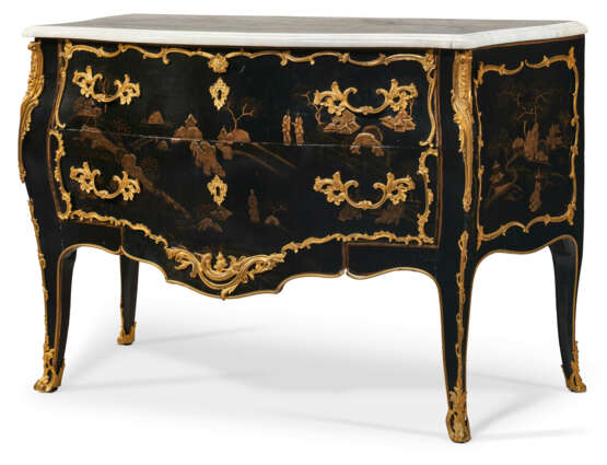 A LOUIS XV ORMOLU-MOUNTED BLACK AND GILT VERNIS-DECORATED COMMODE - Foto 1