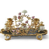 A LOUIS XV ORMOLU-MOUNTED, FRENCH PORCELAIN AND LACQUER ENCRIER - Foto 4