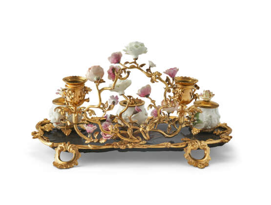 A LOUIS XV ORMOLU-MOUNTED, FRENCH PORCELAIN AND LACQUER ENCRIER - фото 4