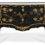 A LOUIS XV ORMOLU-MOUNTED BLACK AND GILT VERNIS-DECORATED COMMODE - photo 2