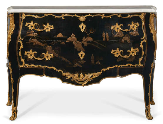 A LOUIS XV ORMOLU-MOUNTED BLACK AND GILT VERNIS-DECORATED COMMODE - photo 2