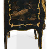 A LOUIS XV ORMOLU-MOUNTED BLACK AND GILT VERNIS-DECORATED COMMODE - Foto 3