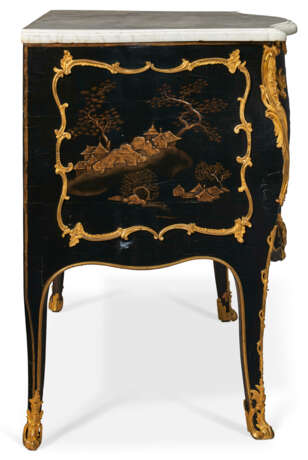 A LOUIS XV ORMOLU-MOUNTED BLACK AND GILT VERNIS-DECORATED COMMODE - Foto 3